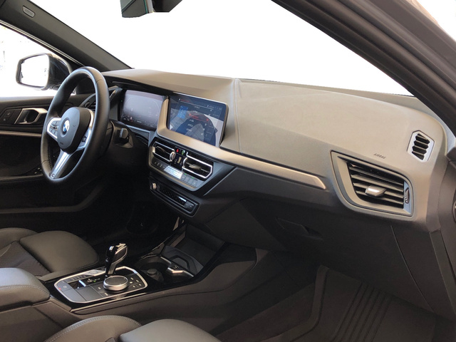 BMW Serie 1 118d color Gris. Año 2024. 110KW(150CV). Diésel. En concesionario Vehinter Getafe de Madrid