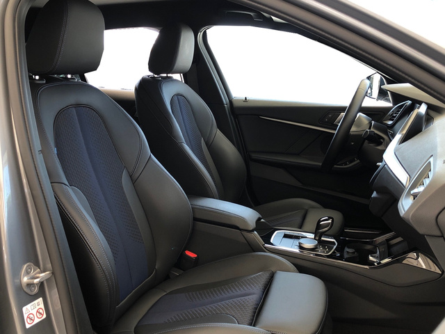 BMW Serie 1 118d color Gris. Año 2024. 110KW(150CV). Diésel. En concesionario Vehinter Getafe de Madrid