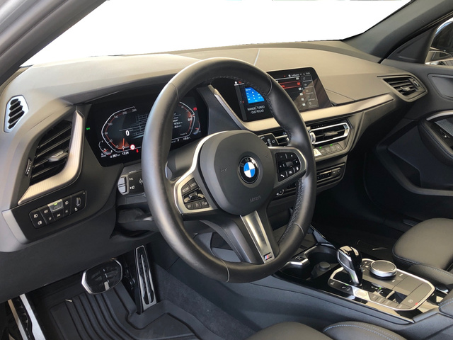 BMW Serie 1 118d color Gris. Año 2024. 110KW(150CV). Diésel. En concesionario Vehinter Getafe de Madrid