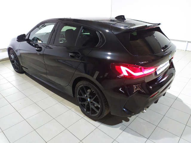 BMW Serie 1 118d color Negro. Año 2023. 110KW(150CV). Diésel. En concesionario Hispamovil Elche de Alicante