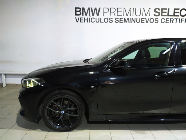 BMW Serie 1 118d color Negro. Año 2023. 110KW(150CV). Diésel. En concesionario Hispamovil Elche de Alicante