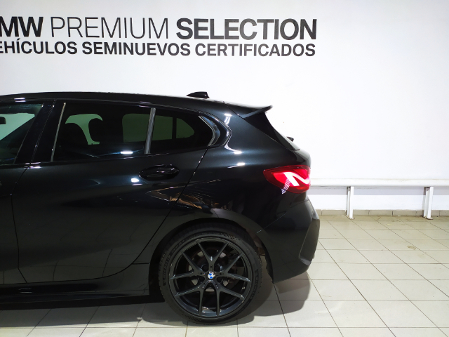 BMW Serie 1 118d color Negro. Año 2023. 110KW(150CV). Diésel. En concesionario Hispamovil Elche de Alicante