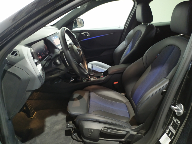 BMW Serie 1 118d color Negro. Año 2023. 110KW(150CV). Diésel. En concesionario Hispamovil Elche de Alicante