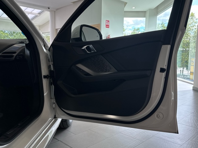 BMW Serie 1 120d color Blanco. Año 2024. 120KW(163CV). Diésel. En concesionario Motor Gorbea de Álava