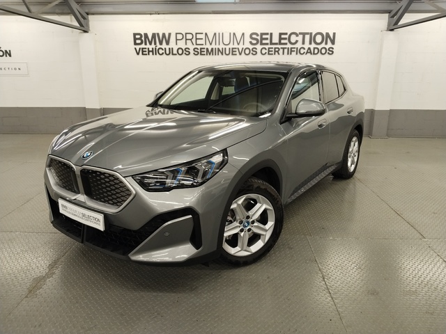 BMW iX2 xDrive30 color Gris. Año 2025. 230KW(313CV). Eléctrico. En concesionario Autoberón de La Rioja