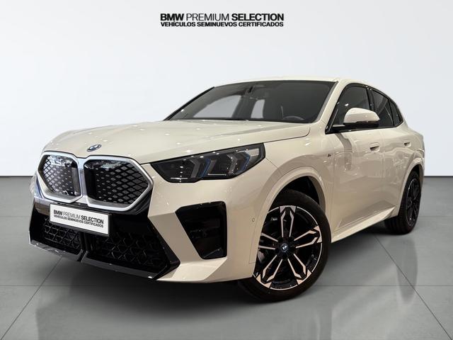 BMW iX2 eDrive20 color Blanco. Año 2025. 150KW(204CV). Eléctrico. En concesionario Automotor Costa, S.L.U. de Almería