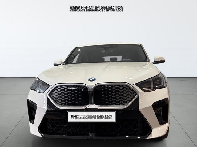 BMW iX2 eDrive20 color Blanco. Año 2025. 150KW(204CV). Eléctrico. En concesionario Automotor Costa, S.L.U. de Almería