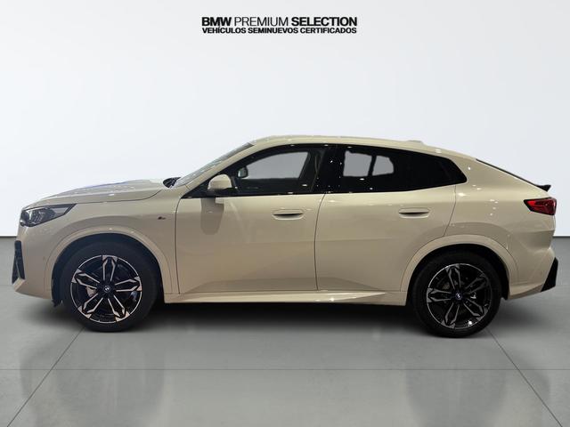 BMW iX2 eDrive20 color Blanco. Año 2025. 150KW(204CV). Eléctrico. En concesionario Automotor Costa, S.L.U. de Almería
