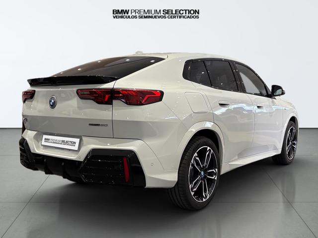 BMW iX2 eDrive20 color Blanco. Año 2025. 150KW(204CV). Eléctrico. En concesionario Automotor Costa, S.L.U. de Almería