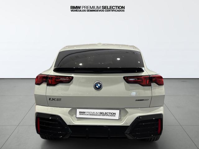 BMW iX2 eDrive20 color Blanco. Año 2025. 150KW(204CV). Eléctrico. En concesionario Automotor Costa, S.L.U. de Almería