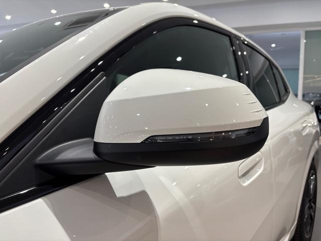 BMW iX2 eDrive20 color Blanco. Año 2025. 150KW(204CV). Eléctrico. En concesionario Automotor Costa, S.L.U. de Almería