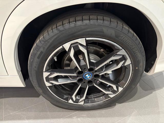 BMW iX2 eDrive20 color Blanco. Año 2025. 150KW(204CV). Eléctrico. En concesionario Automotor Costa, S.L.U. de Almería