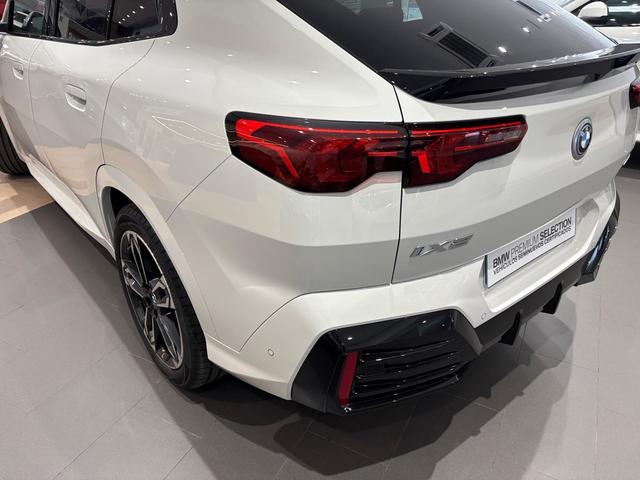 BMW iX2 eDrive20 color Blanco. Año 2025. 150KW(204CV). Eléctrico. En concesionario Automotor Costa, S.L.U. de Almería