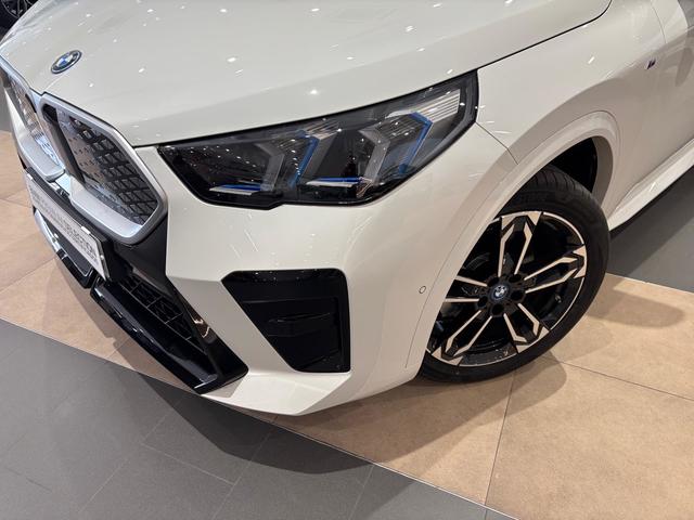 BMW iX2 eDrive20 color Blanco. Año 2025. 150KW(204CV). Eléctrico. En concesionario Automotor Costa, S.L.U. de Almería