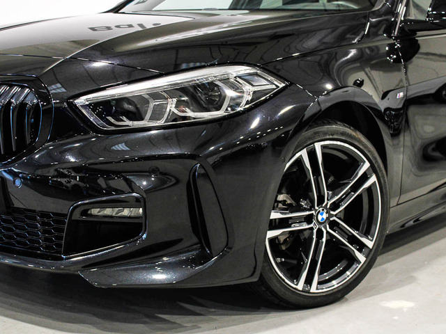 BMW Serie 1 118i color Negro. Año 2024. 103KW(140CV). Gasolina. En concesionario Barcelona Premium -- GRAN VIA de Barcelona