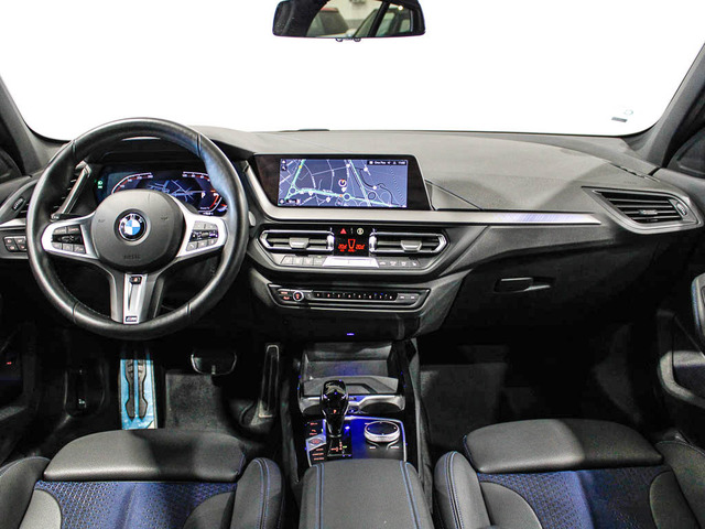 BMW Serie 1 118i color Negro. Año 2024. 103KW(140CV). Gasolina. En concesionario Barcelona Premium -- GRAN VIA de Barcelona