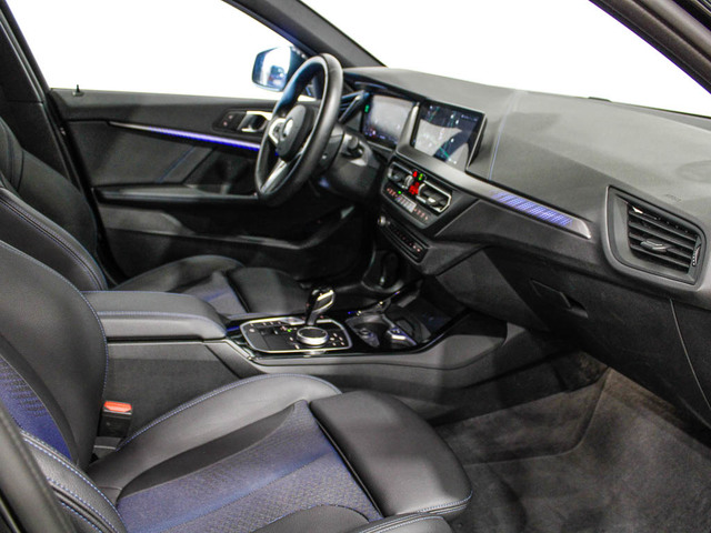 BMW Serie 1 118i color Negro. Año 2024. 103KW(140CV). Gasolina. En concesionario Barcelona Premium -- GRAN VIA de Barcelona