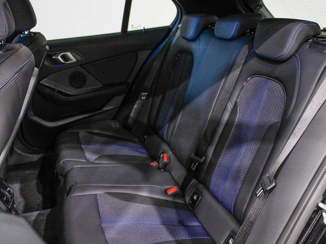 BMW Serie 1 118i color Negro. Año 2024. 103KW(140CV). Gasolina. En concesionario Barcelona Premium -- GRAN VIA de Barcelona