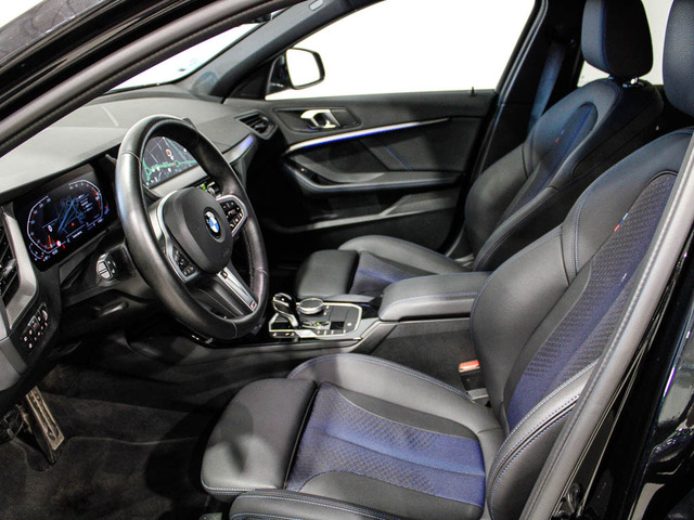 BMW Serie 1 118i color Negro. Año 2024. 103KW(140CV). Gasolina. En concesionario Barcelona Premium -- GRAN VIA de Barcelona