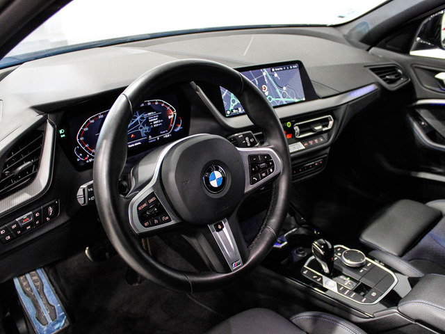 BMW Serie 1 118i color Negro. Año 2024. 103KW(140CV). Gasolina. En concesionario Barcelona Premium -- GRAN VIA de Barcelona