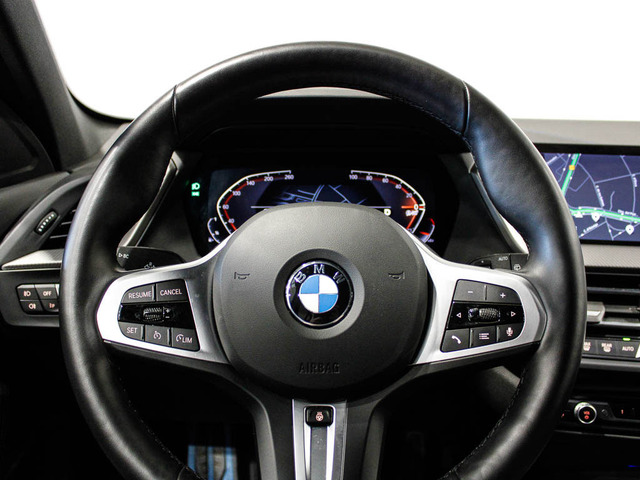 BMW Serie 1 118i color Negro. Año 2024. 103KW(140CV). Gasolina. En concesionario Barcelona Premium -- GRAN VIA de Barcelona