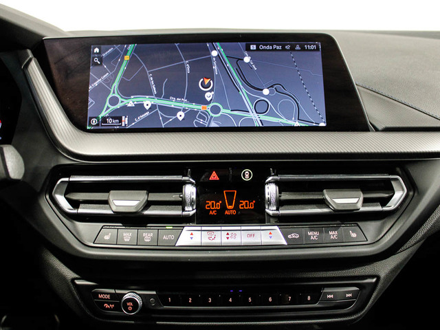 BMW Serie 1 118i color Negro. Año 2024. 103KW(140CV). Gasolina. En concesionario Barcelona Premium -- GRAN VIA de Barcelona