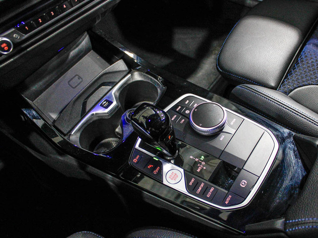 BMW Serie 1 118i color Negro. Año 2024. 103KW(140CV). Gasolina. En concesionario Barcelona Premium -- GRAN VIA de Barcelona