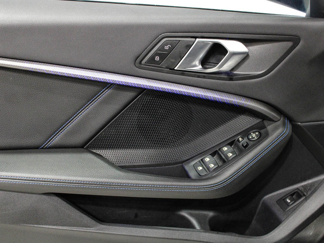 BMW Serie 1 118i color Negro. Año 2024. 103KW(140CV). Gasolina. En concesionario Barcelona Premium -- GRAN VIA de Barcelona