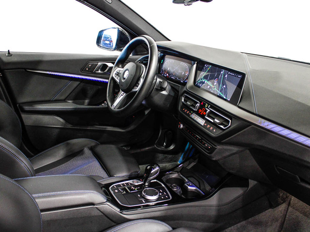 BMW Serie 1 118i color Negro. Año 2024. 103KW(140CV). Gasolina. En concesionario Barcelona Premium -- GRAN VIA de Barcelona