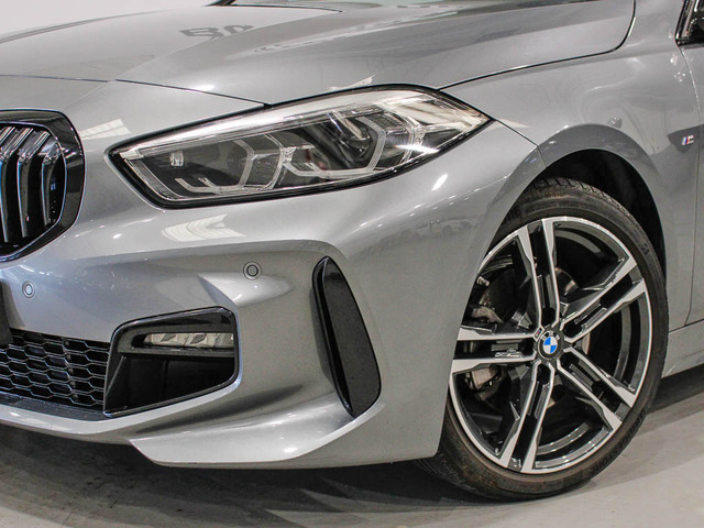BMW Serie 1 118i color Gris. Año 2024. 103KW(140CV). Gasolina. En concesionario Barcelona Premium -- GRAN VIA de Barcelona