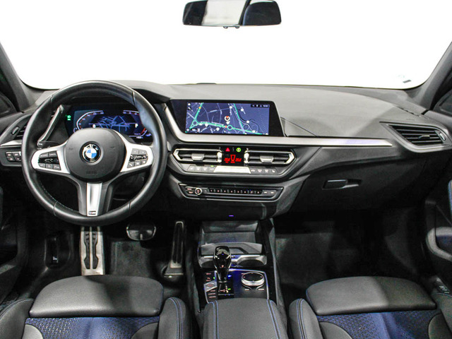 BMW Serie 1 118i color Gris. Año 2024. 103KW(140CV). Gasolina. En concesionario Barcelona Premium -- GRAN VIA de Barcelona