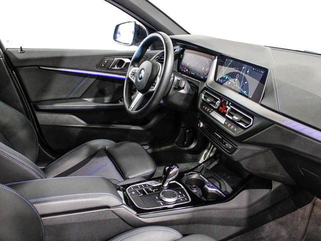 BMW Serie 1 118i color Gris. Año 2024. 103KW(140CV). Gasolina. En concesionario Barcelona Premium -- GRAN VIA de Barcelona