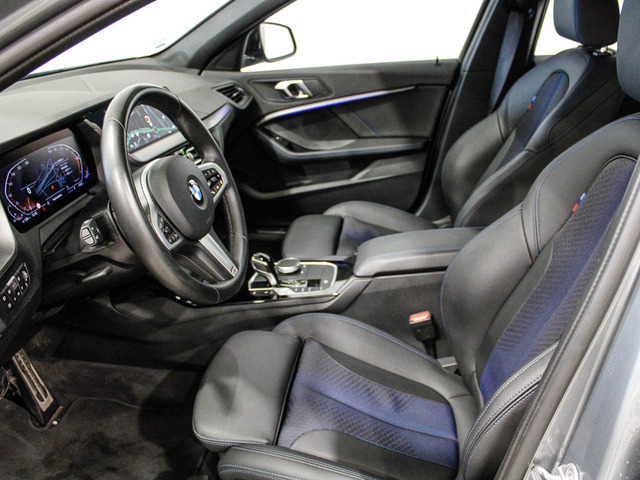 BMW Serie 1 118i color Gris. Año 2024. 103KW(140CV). Gasolina. En concesionario Barcelona Premium -- GRAN VIA de Barcelona