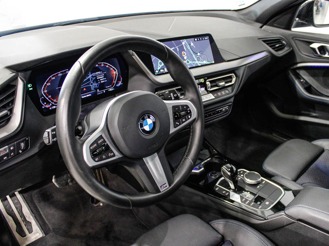 BMW Serie 1 118i color Gris. Año 2024. 103KW(140CV). Gasolina. En concesionario Barcelona Premium -- GRAN VIA de Barcelona