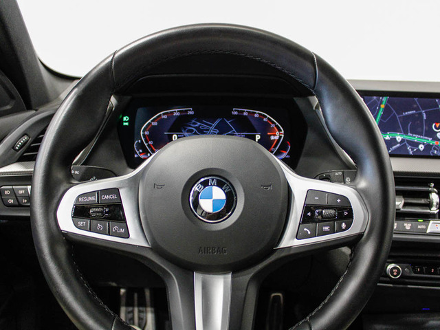 BMW Serie 1 118i color Gris. Año 2024. 103KW(140CV). Gasolina. En concesionario Barcelona Premium -- GRAN VIA de Barcelona