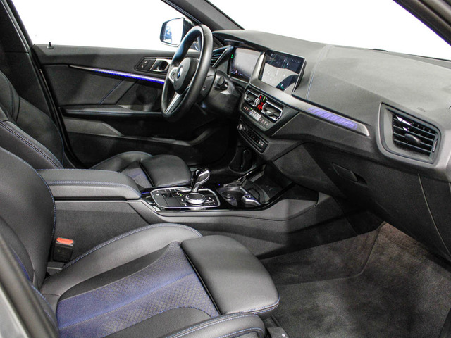 BMW Serie 1 118i color Gris. Año 2024. 103KW(140CV). Gasolina. En concesionario Barcelona Premium -- GRAN VIA de Barcelona