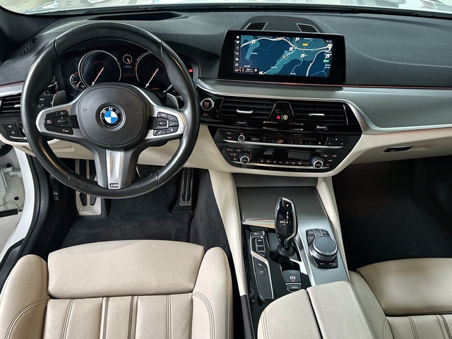 BMW Serie 5 520d color Blanco. Año 2020. 140KW(190CV). Diésel. En concesionario Triocar Gijón (Bmw y Mini) de Asturias