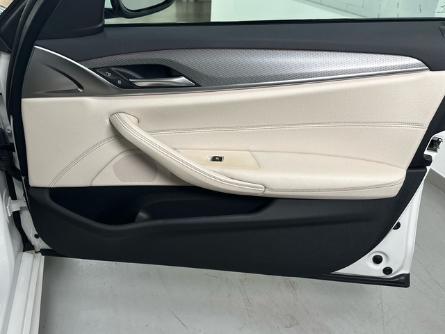 BMW Serie 5 520d color Blanco. Año 2020. 140KW(190CV). Diésel. En concesionario Triocar Gijón (Bmw y Mini) de Asturias
