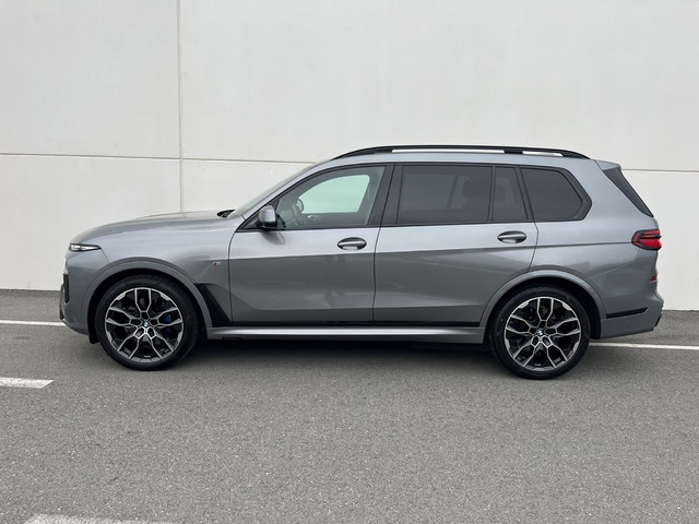 BMW X7 xDrive40i color Gris. Año 2022. 280KW(381CV). Gasolina. En concesionario Novomóvil Oleiros de Coruña