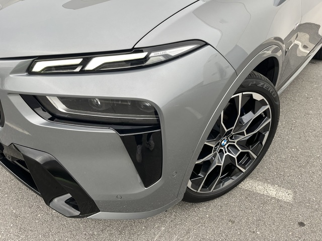 BMW X7 xDrive40i color Gris. Año 2022. 280KW(381CV). Gasolina. En concesionario Novomóvil Oleiros de Coruña