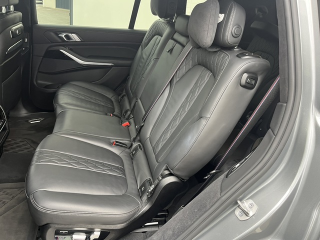 BMW X7 xDrive40i color Gris. Año 2022. 280KW(381CV). Gasolina. En concesionario Novomóvil Oleiros de Coruña