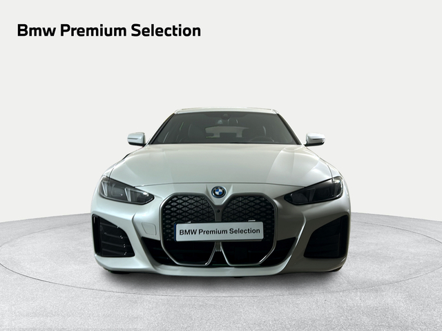 BMW i4 eDrive35 color Blanco. Año 2025. 210KW(286CV). Eléctrico. En concesionario San Pablo Motor | Su Eminencia de Sevilla
