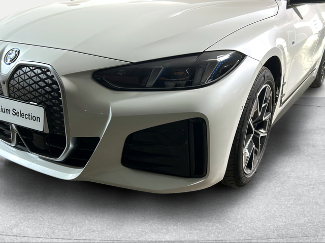 BMW i4 eDrive35 color Blanco. Año 2025. 210KW(286CV). Eléctrico. En concesionario San Pablo Motor | Su Eminencia de Sevilla