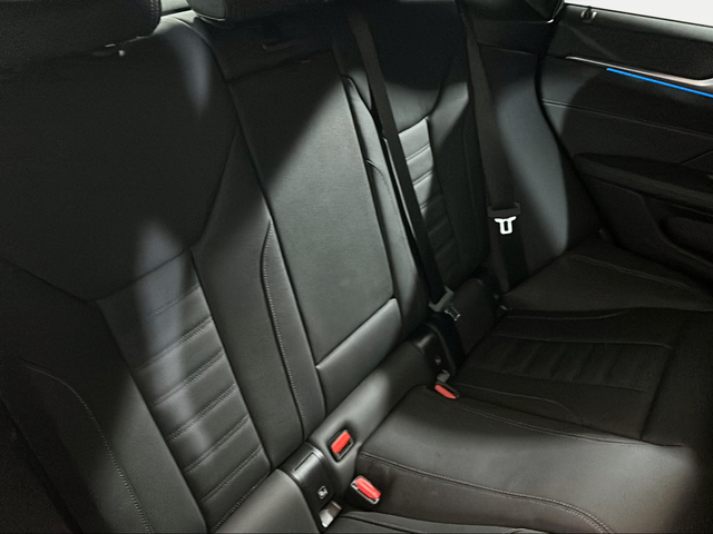 BMW i4 eDrive35 color Blanco. Año 2025. 210KW(286CV). Eléctrico. En concesionario San Pablo Motor | Su Eminencia de Sevilla