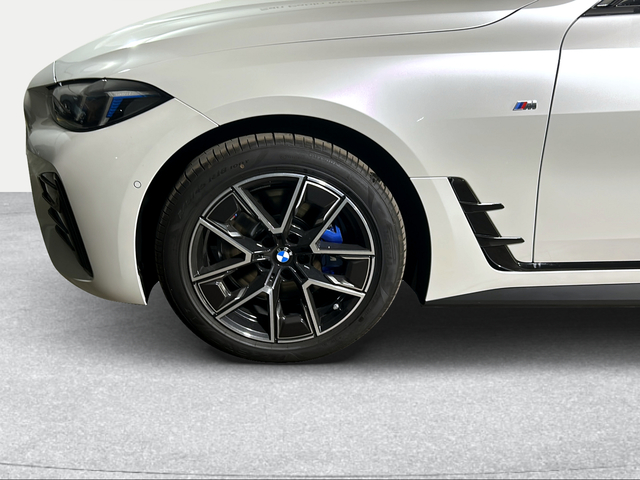 BMW i4 eDrive35 color Blanco. Año 2025. 210KW(286CV). Eléctrico. En concesionario San Pablo Motor | Su Eminencia de Sevilla