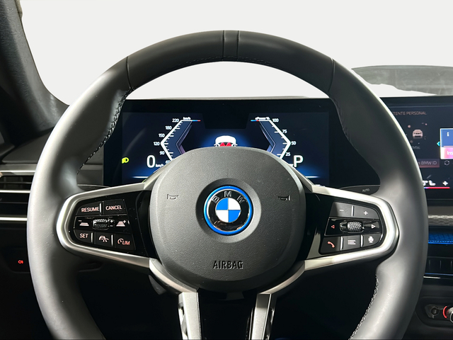 BMW i4 eDrive35 color Blanco. Año 2025. 210KW(286CV). Eléctrico. En concesionario San Pablo Motor | Su Eminencia de Sevilla