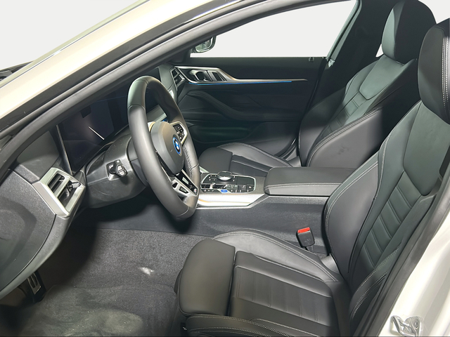 BMW i4 eDrive35 color Blanco. Año 2025. 210KW(286CV). Eléctrico. En concesionario San Pablo Motor | Su Eminencia de Sevilla