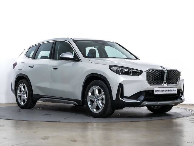 BMW iX1 xDrive30 color Blanco. Año 2025. 230KW(313CV). Eléctrico. En concesionario Oliva Motor Tarragona de Tarragona