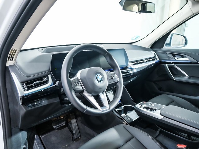 BMW iX1 xDrive30 color Blanco. Año 2025. 230KW(313CV). Eléctrico. En concesionario Oliva Motor Tarragona de Tarragona