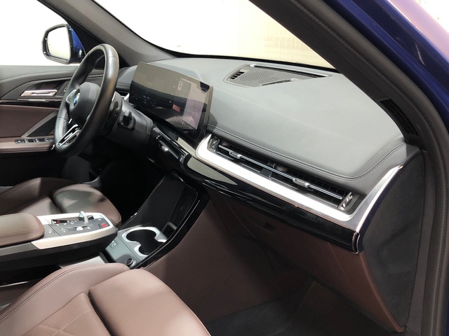 BMW X1 sDrive20d color Azul. Año 2024. 120KW(163CV). Diésel. En concesionario Movilnorte El Carralero de Madrid